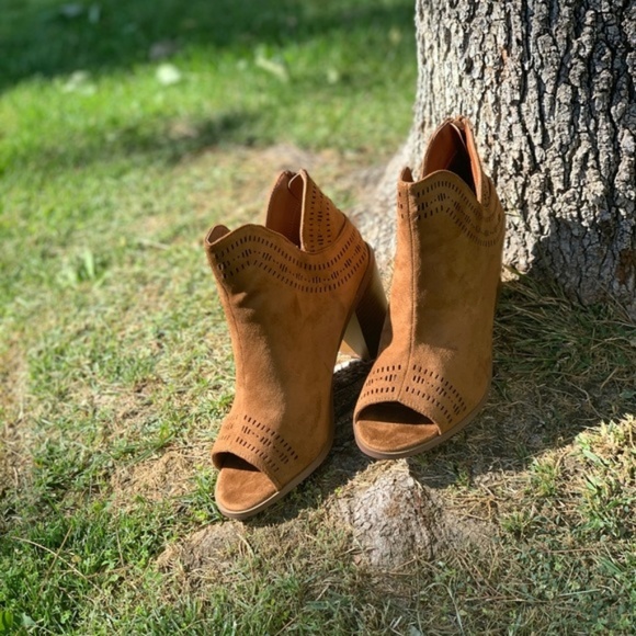 Laser Detailed Chunky Heel Peep Toe Booties - Picture 4 of 8